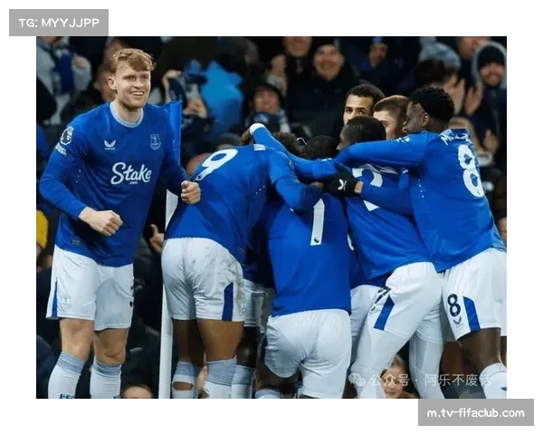 埃弗顿4-4-2中低位防守 人盯人体系限制对手渗透